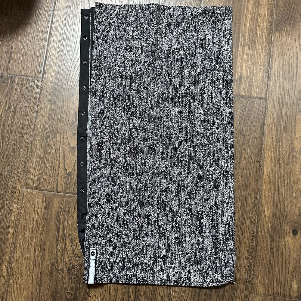 Lululemon Button Infinity Scarf Black + White